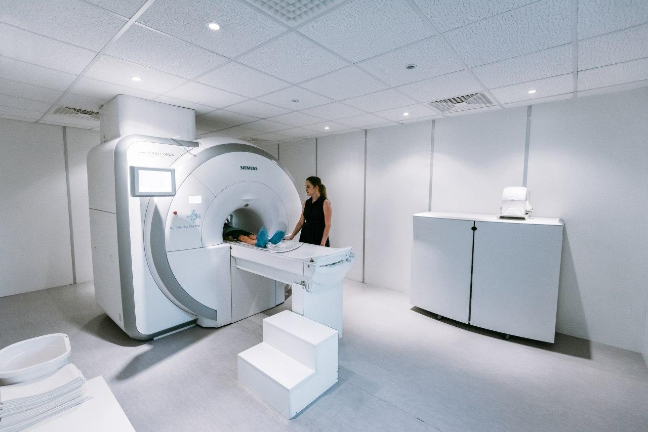 MRI (magnit-rezonans tomografiya)